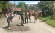 Muspika Kecamatan Bahorok Gotong Royong Perbaiki Jalan Berlubang