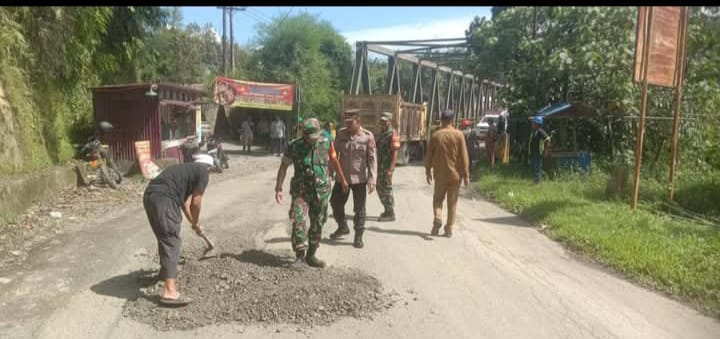 Muspika Kecamatan Bahorok Gotong Royong Perbaiki Jalan Berlubang