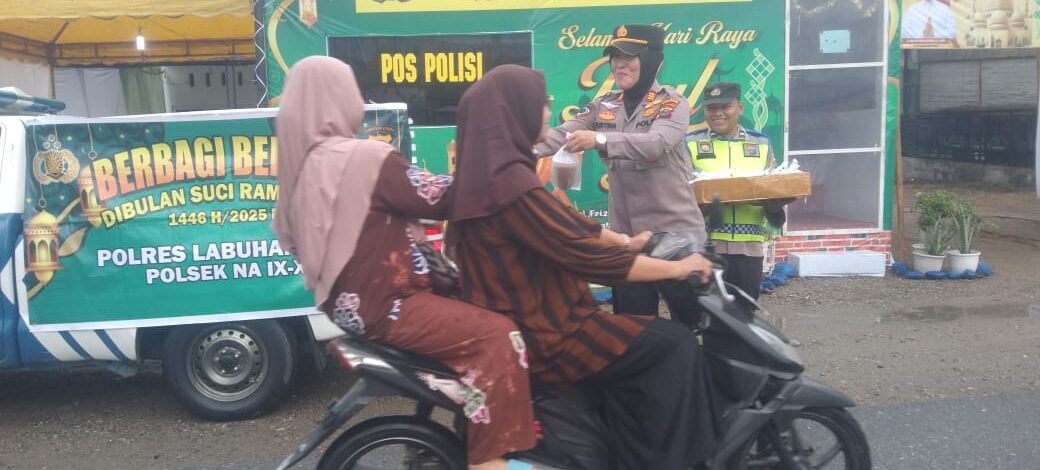 AKP Yustina SH, MH Berbagi Takjil ke Pengguna Jalan