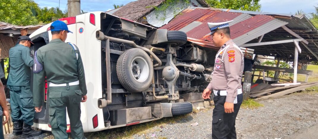 Laka Lantas Tunggal di Samatiga, Minibus Tabrak Dua Warung Warga