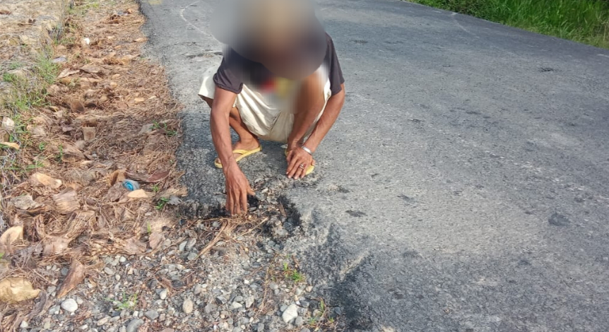 Warga Kecewa, Belum Setahun Aspal Jalan Baru di Desa Ujung Padang Sudah Rusak