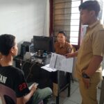 Warga saat membuat KTP-el langsung jadi di Kantor Camat Sunggal