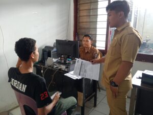 Warga saat membuat KTP-el langsung jadi di Kantor Camat Sunggal