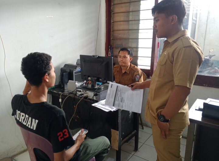 Warga saat membuat KTP-el langsung jadi di Kantor Camat Sunggal