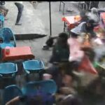 Mobil Honda Brio warna putih saat menabrak seorang wanita di pasar Kaget