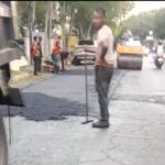 Pengerjaan tambal sulam Dinas PUPR Kota Binjai dikerjakan saat turun hujan.