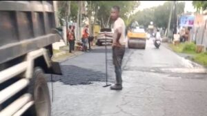 Pengerjaan tambal sulam Dinas PUPR Kota Binjai dikerjakan saat turun hujan.