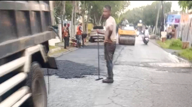 Pengerjaan tambal sulam Dinas PUPR Kota Binjai dikerjakan saat turun hujan.