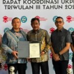 Kepala Bagian Pengadaan Barang dan Jasa Kota Binjai, Bambang Azis Silalahi (kiri), bersama Walikota Binjai (Tengah) dan Kepala Bagian Keuangan Kota Binjai, Erwin Toga Putra (kanan).